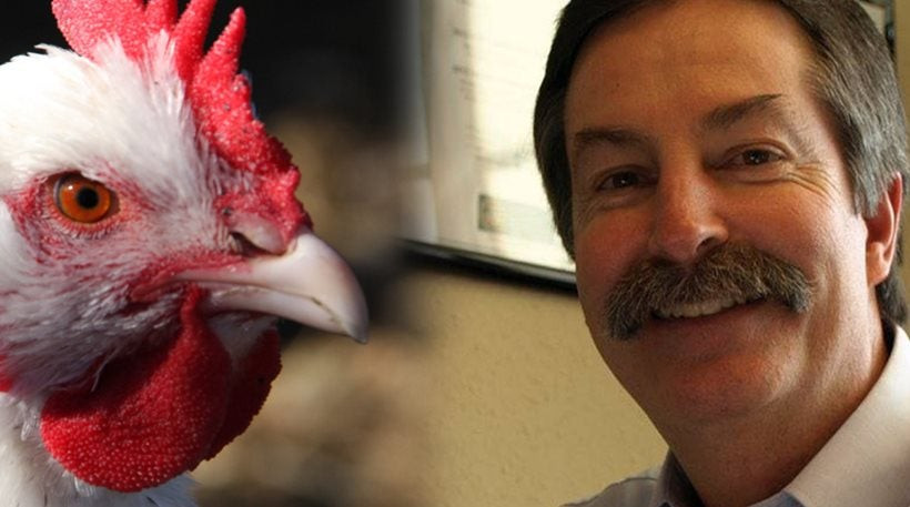 Έχουν ξεφύγει – Αμερικανός βουλευτής ανακοινώνει σχέδιο νόμου… αποκεφαλίζοντας μια κότα (βίντεο)